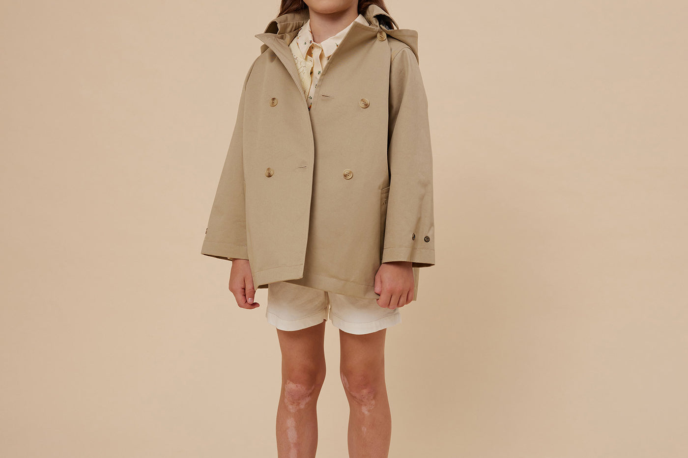 Verano 2024 look con gabardina repelente al agua con forro de algodón de niña