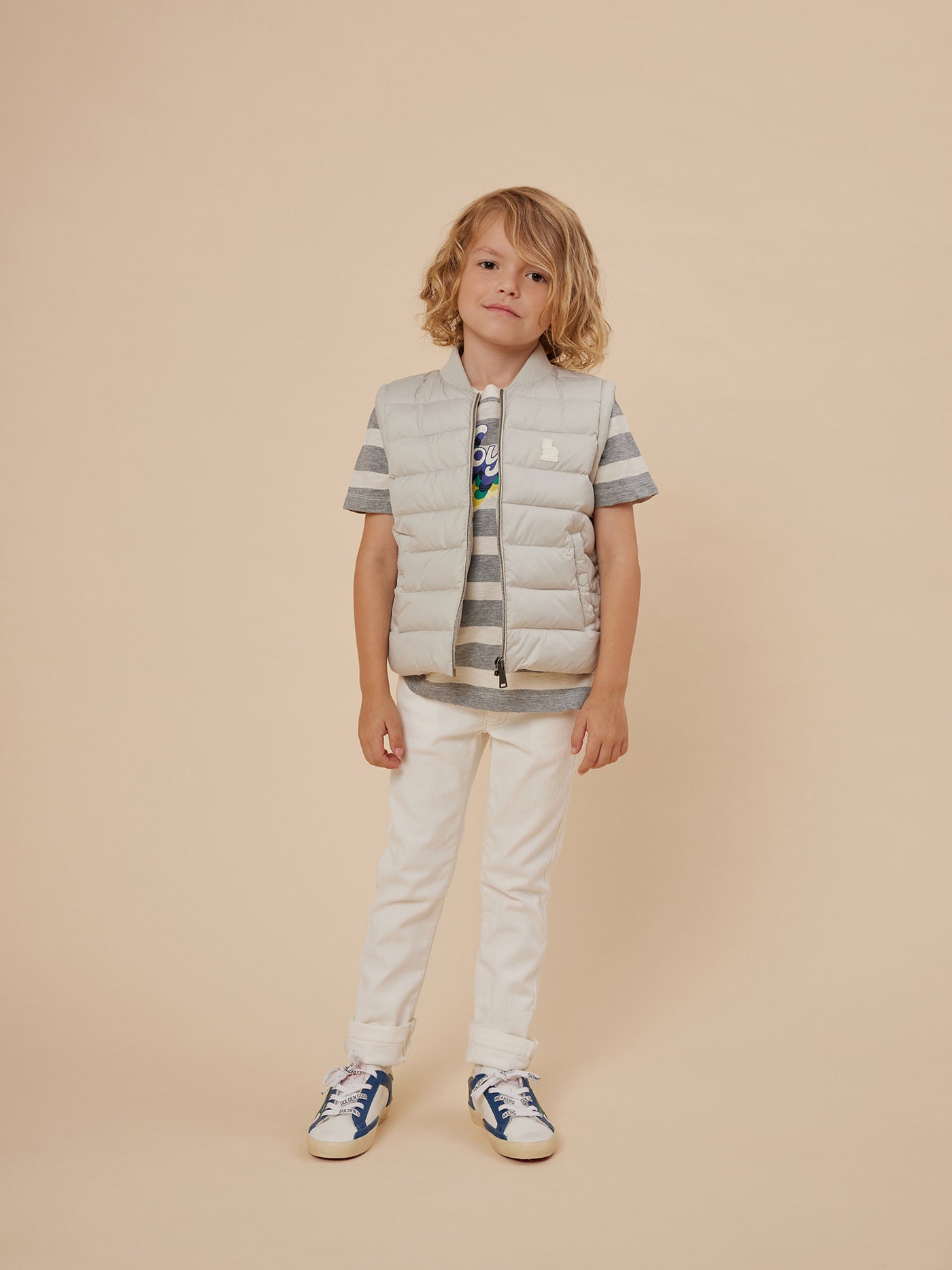 Verano 2024 look con chaqueta puffer sin mangas de niño