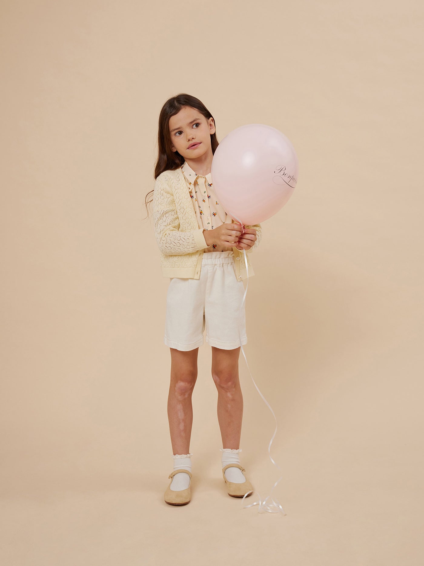 Verano 2024 look con cárdigan calado con estampado de cerezas de niña