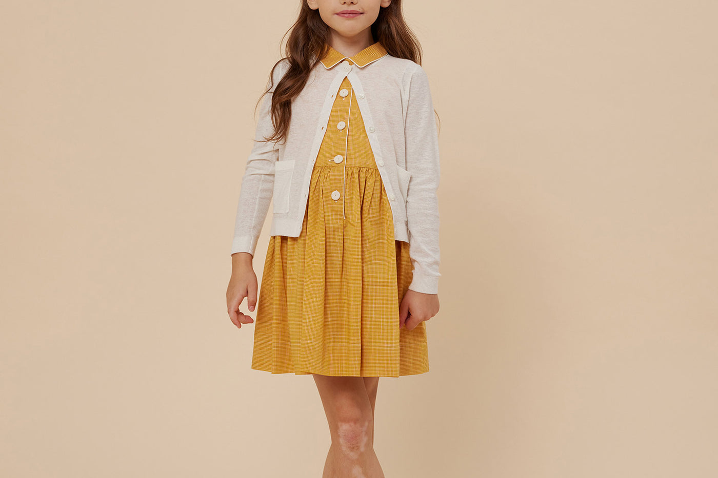 Verano 2024 look con vestido abotonado de niña
