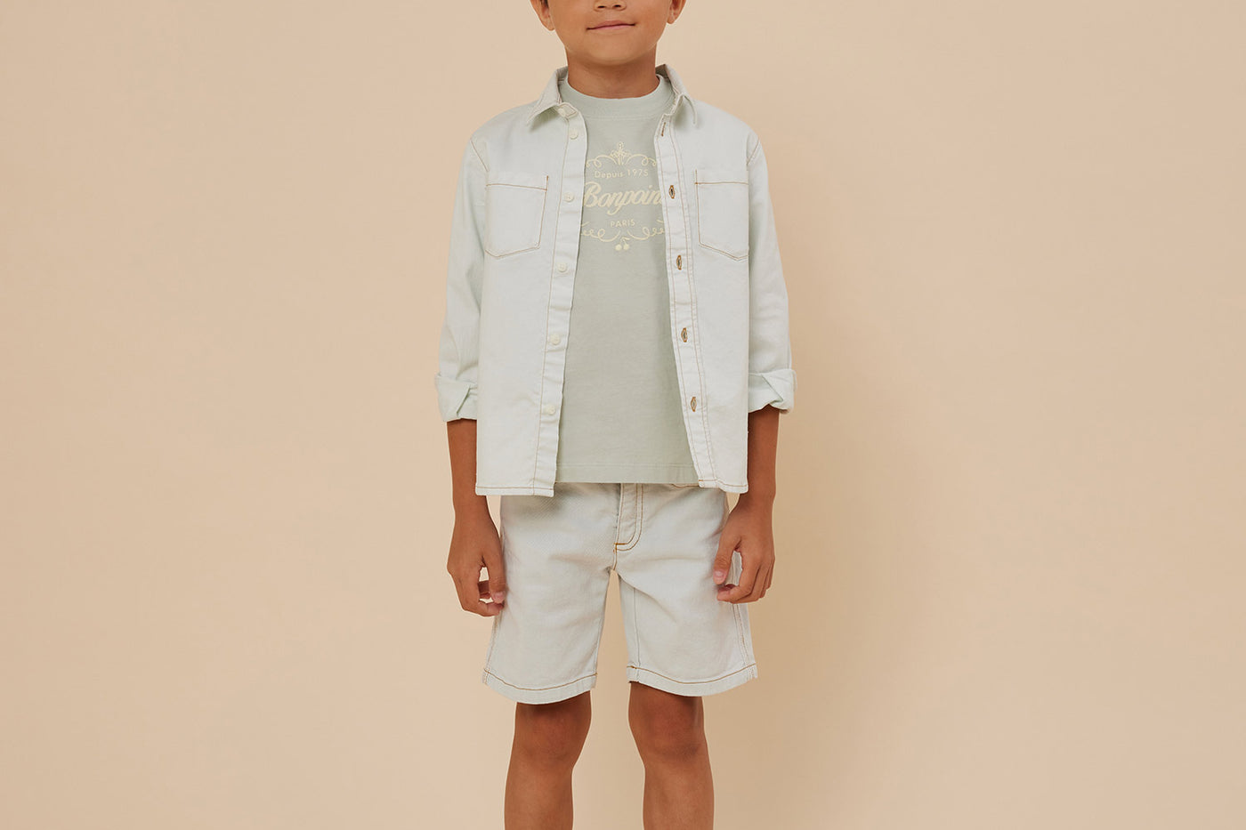 Verano 2024 look con camisa vaquera de niño