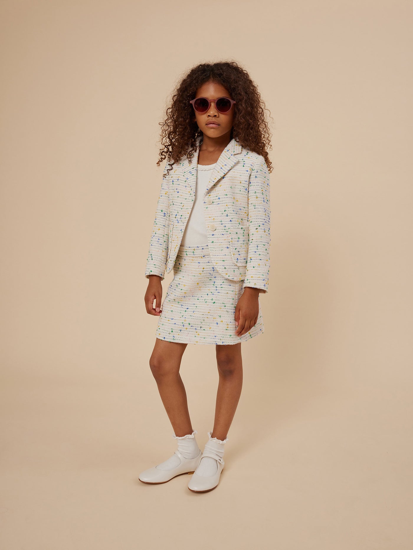 Verano 2024 look con chaqueta de tweed multicolor de niña