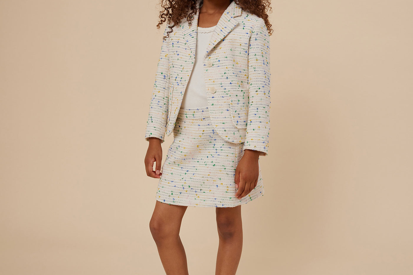 Verano 2024 look con chaqueta de tweed multicolor de niña