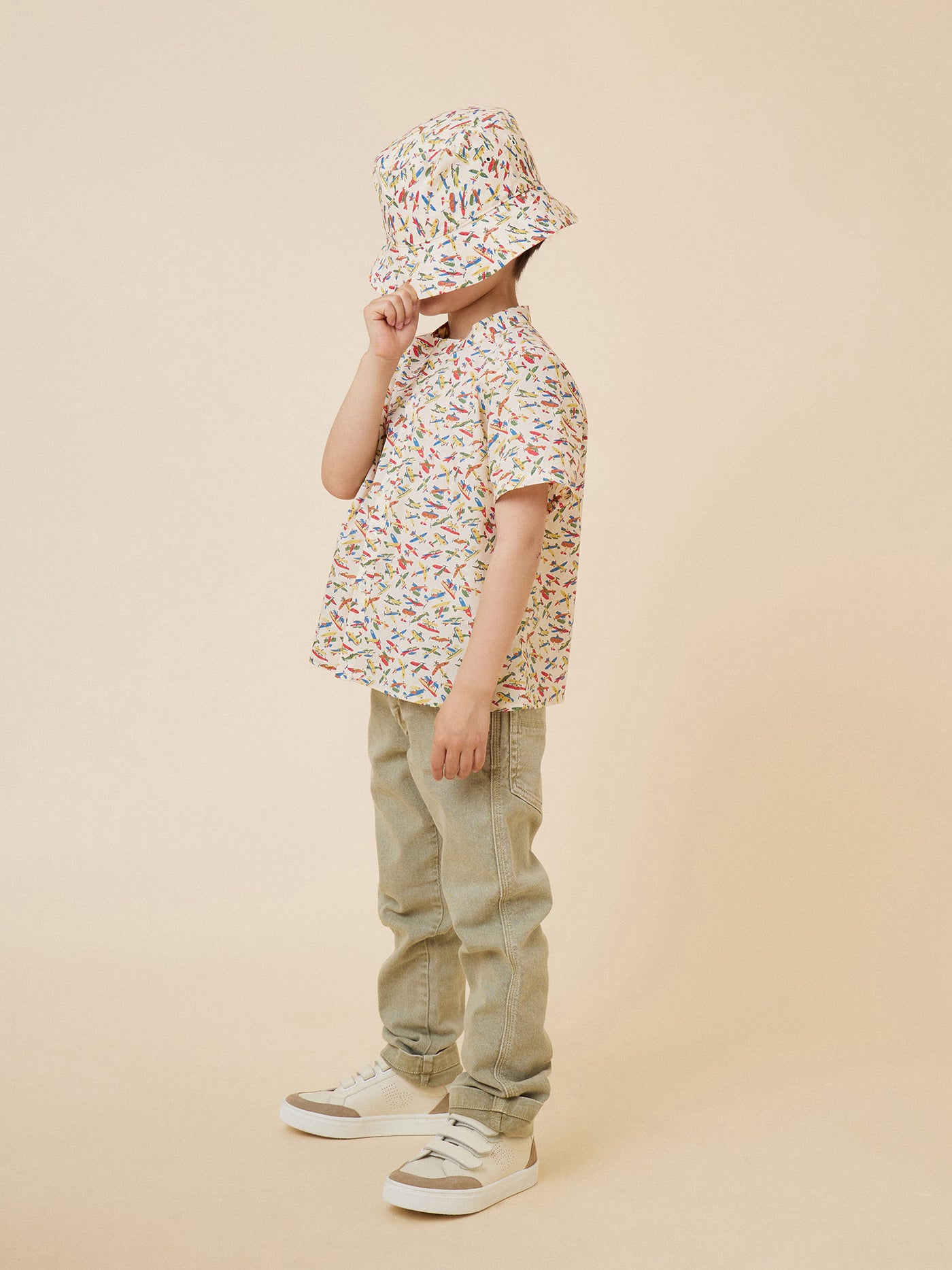 Verano 2024 look con sombrero de pescador estampado de niño 