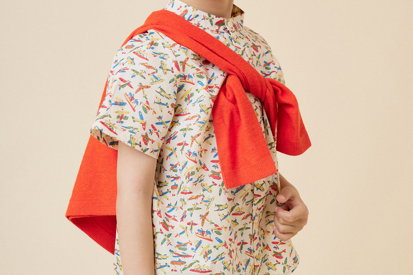Verano 2024 look con camisa de tejido Liberty de niño