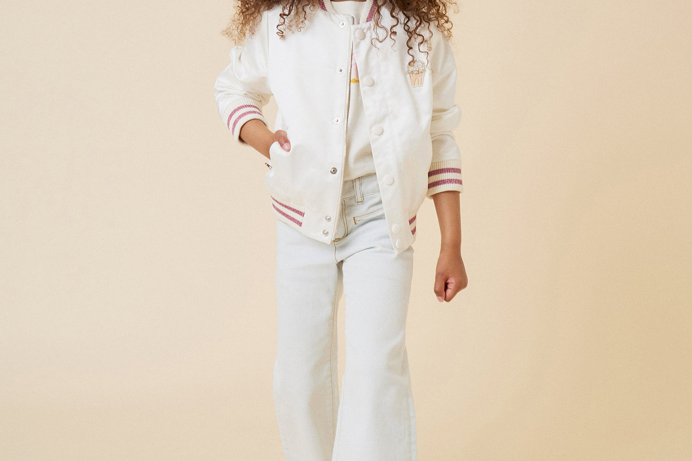 Verano 2024 look con chaqueta de satén de niña