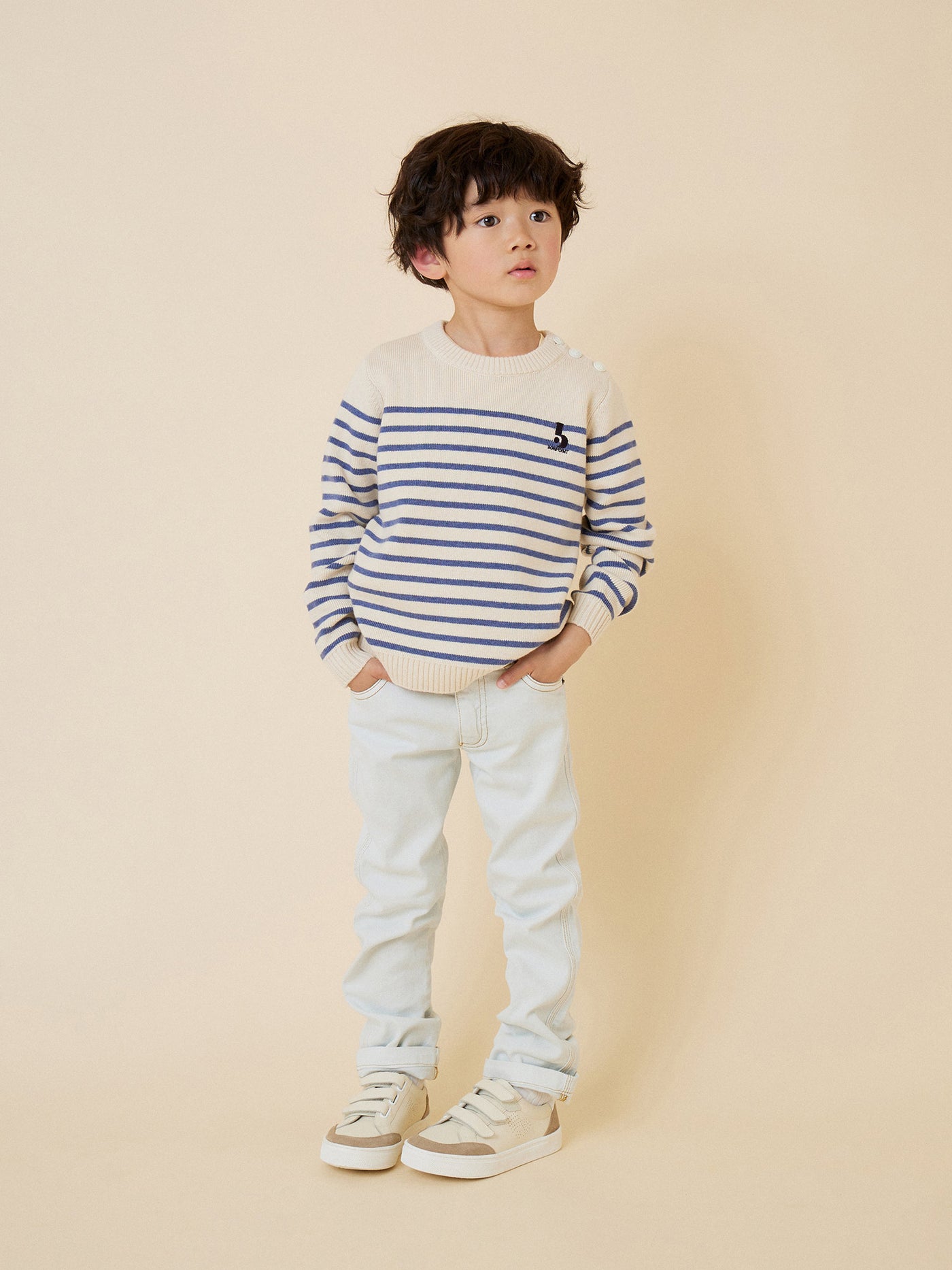 Verano 2024 look con pantalón vaquero de niño