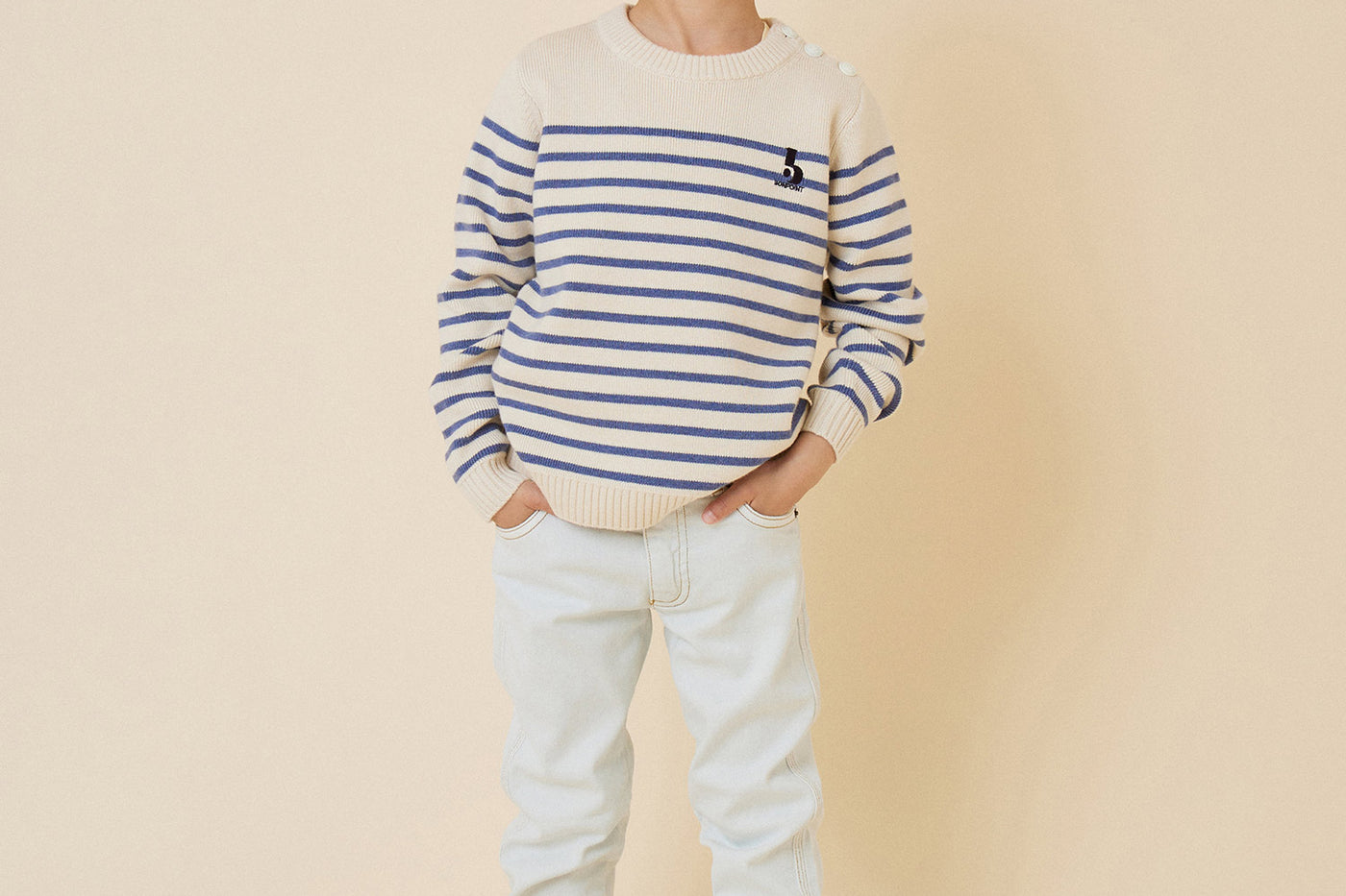 Verano 2024 look con pantalón vaquero de niño