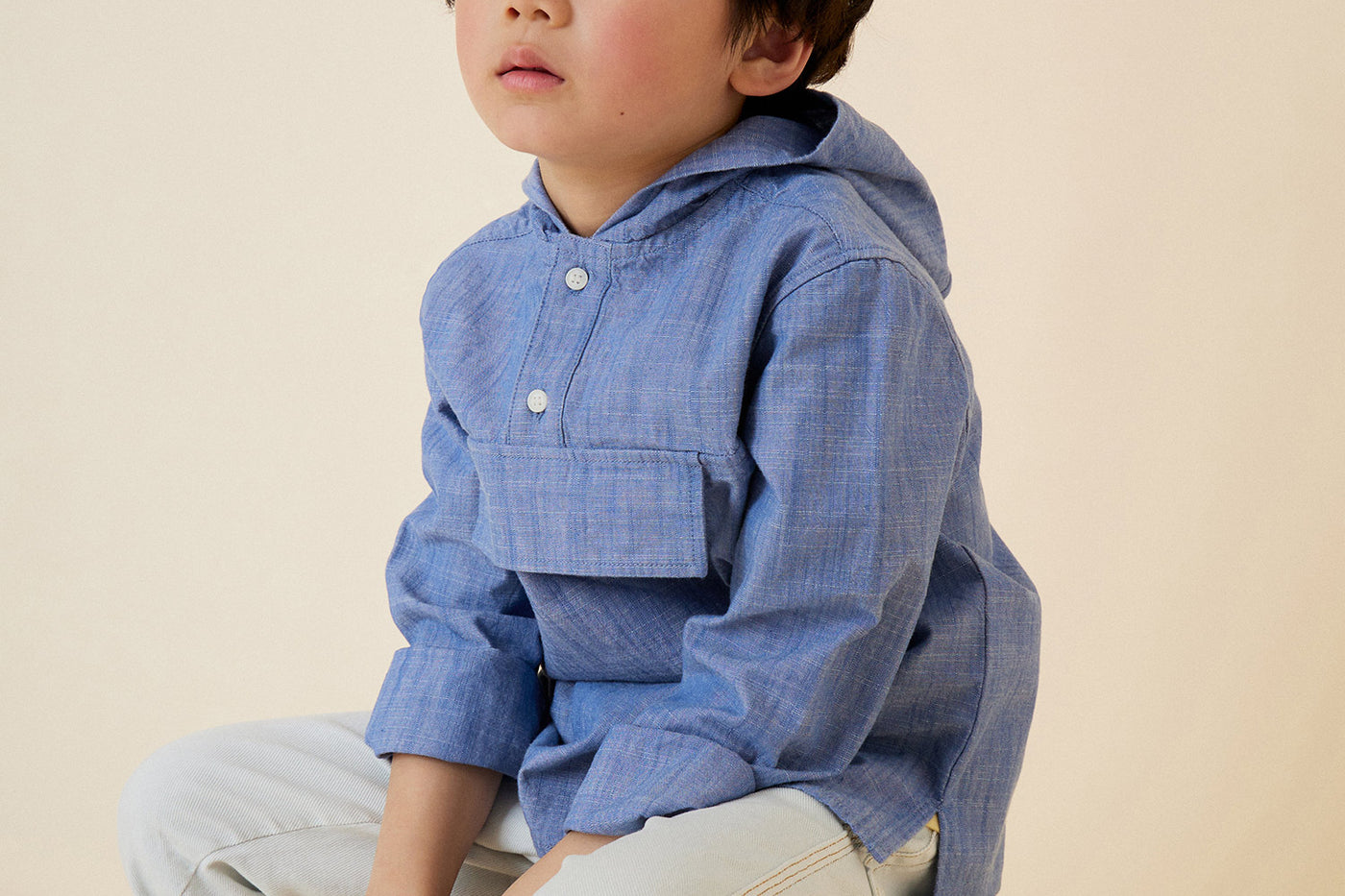 Verano 2024 look con camisa de chambray de niño