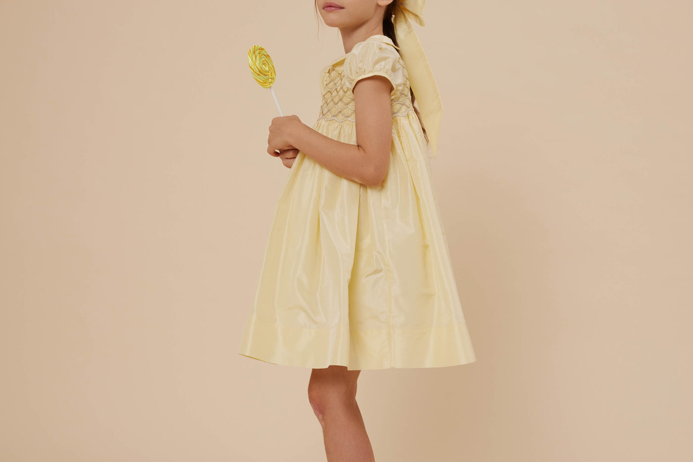 Verano 2024 look con vestido de tafetán de seda amarillo de niña 