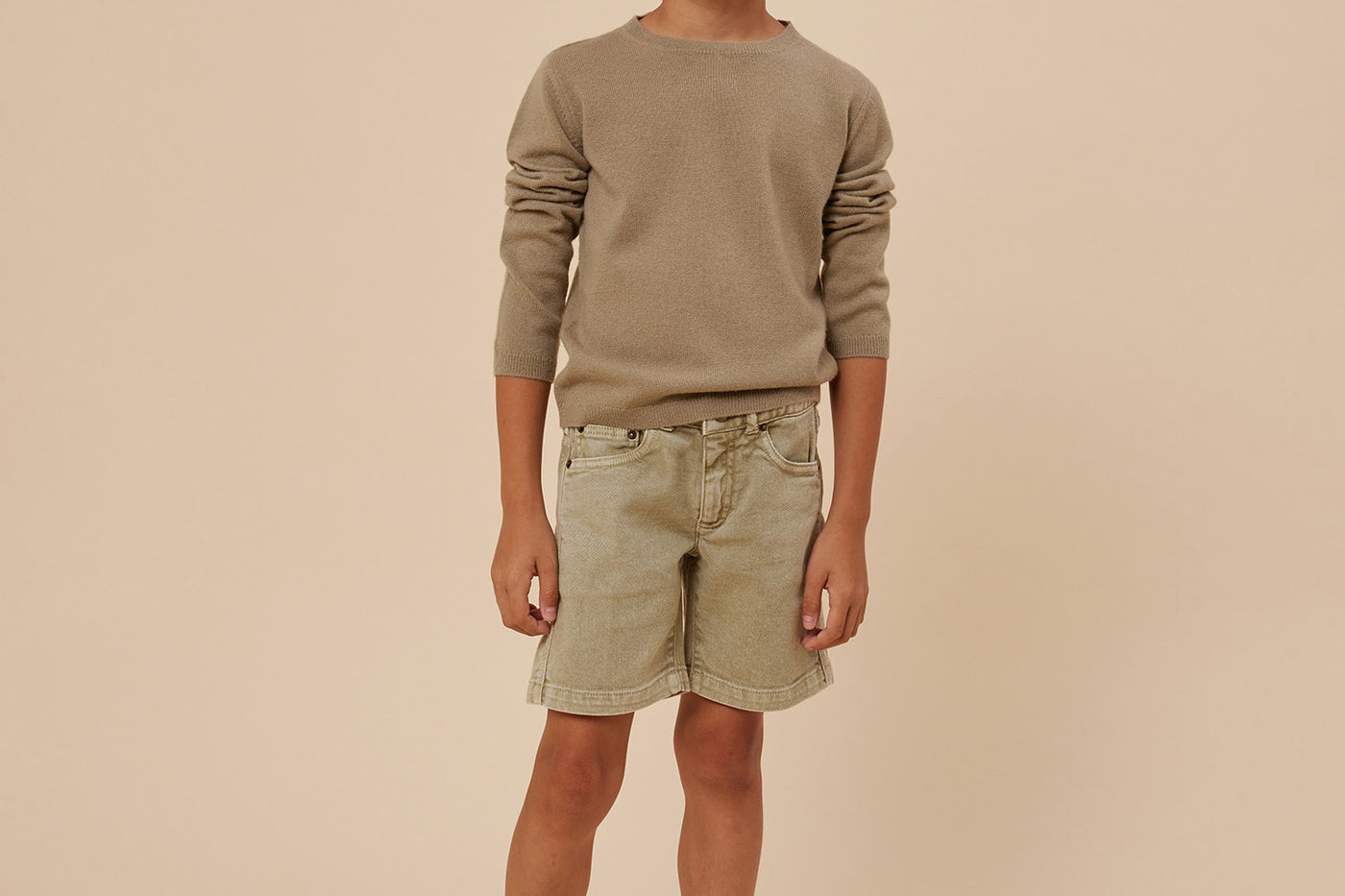 Verano 2024 look con jersey de cachemir de niño