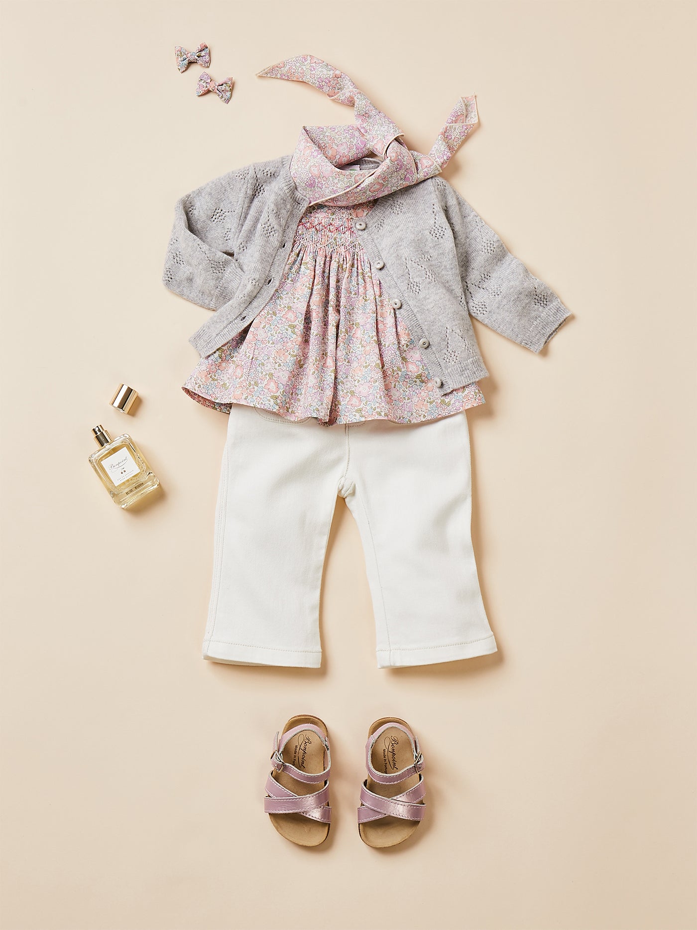 Verano 2024 look con blusa de tejido Liberty de bebé niña