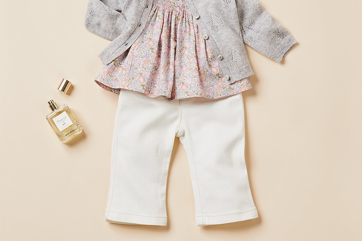Verano 2024 look con blusa de tejido Liberty de bebé niña