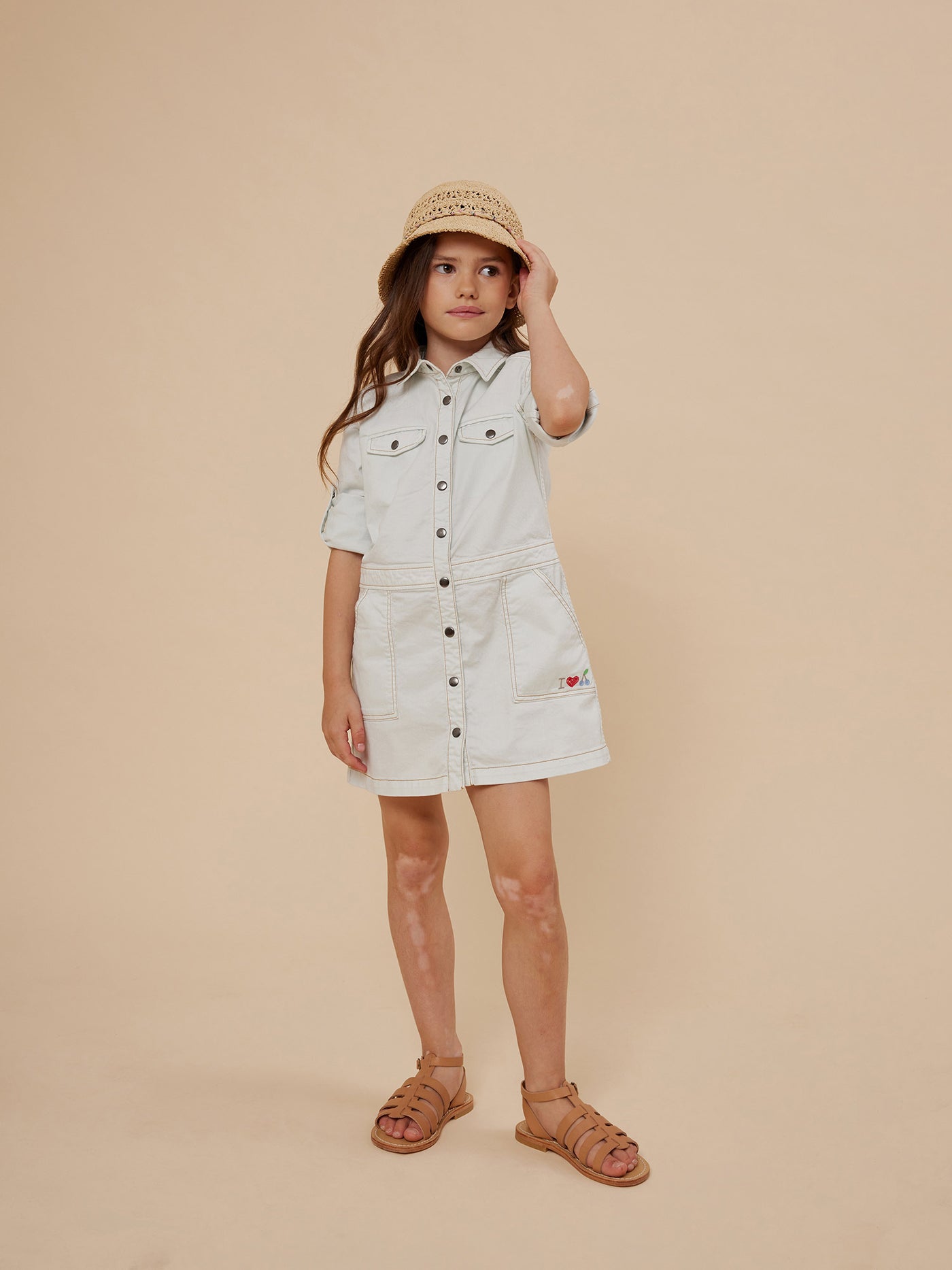 Verano 2024 look con vestido vaquero de niña