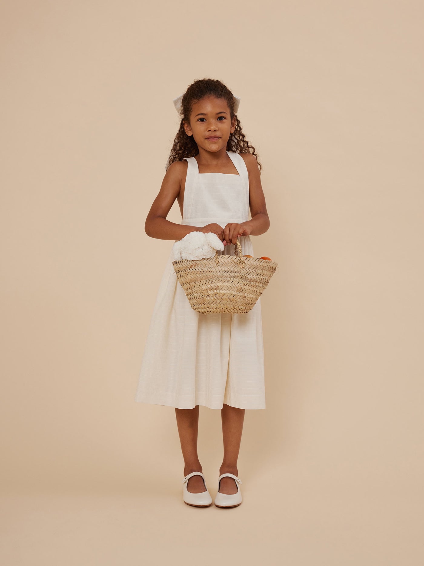Verano 2024 look con vestido de seersucker blanco de niña