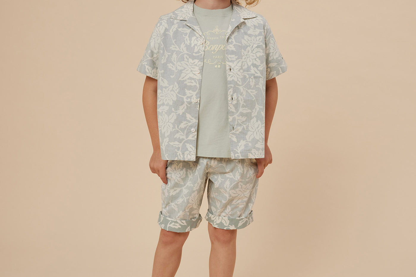 Verano 2024 look con camisa verde celadón de niño