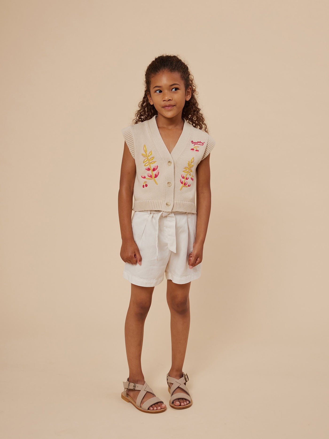 Verano 2024 look con cárdigan sin mangas de niña