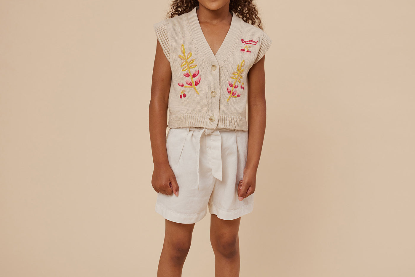 Verano 2024 look con cárdigan sin mangas de niña