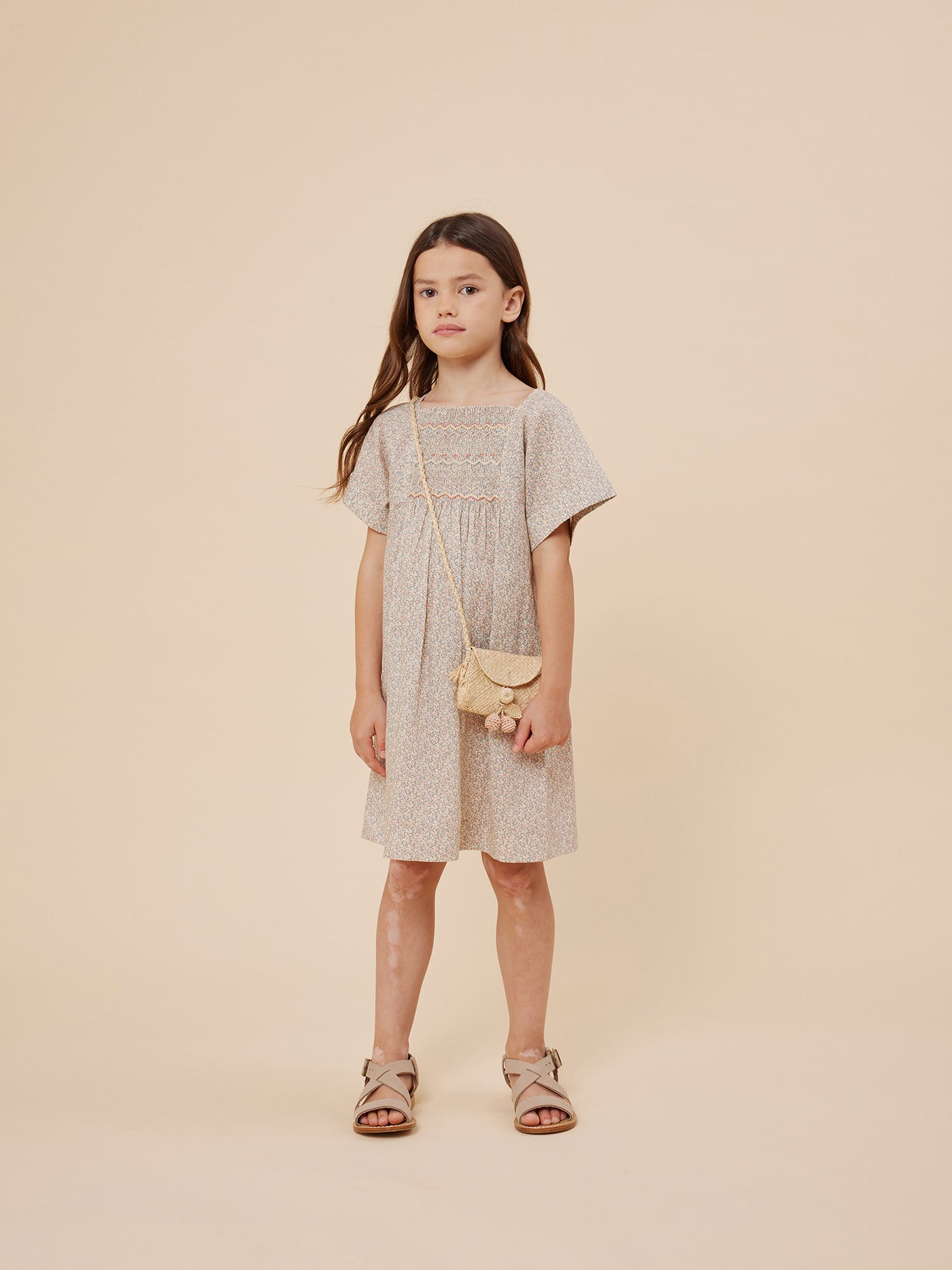 Verano 2024 look con vestido con punto smock de niña