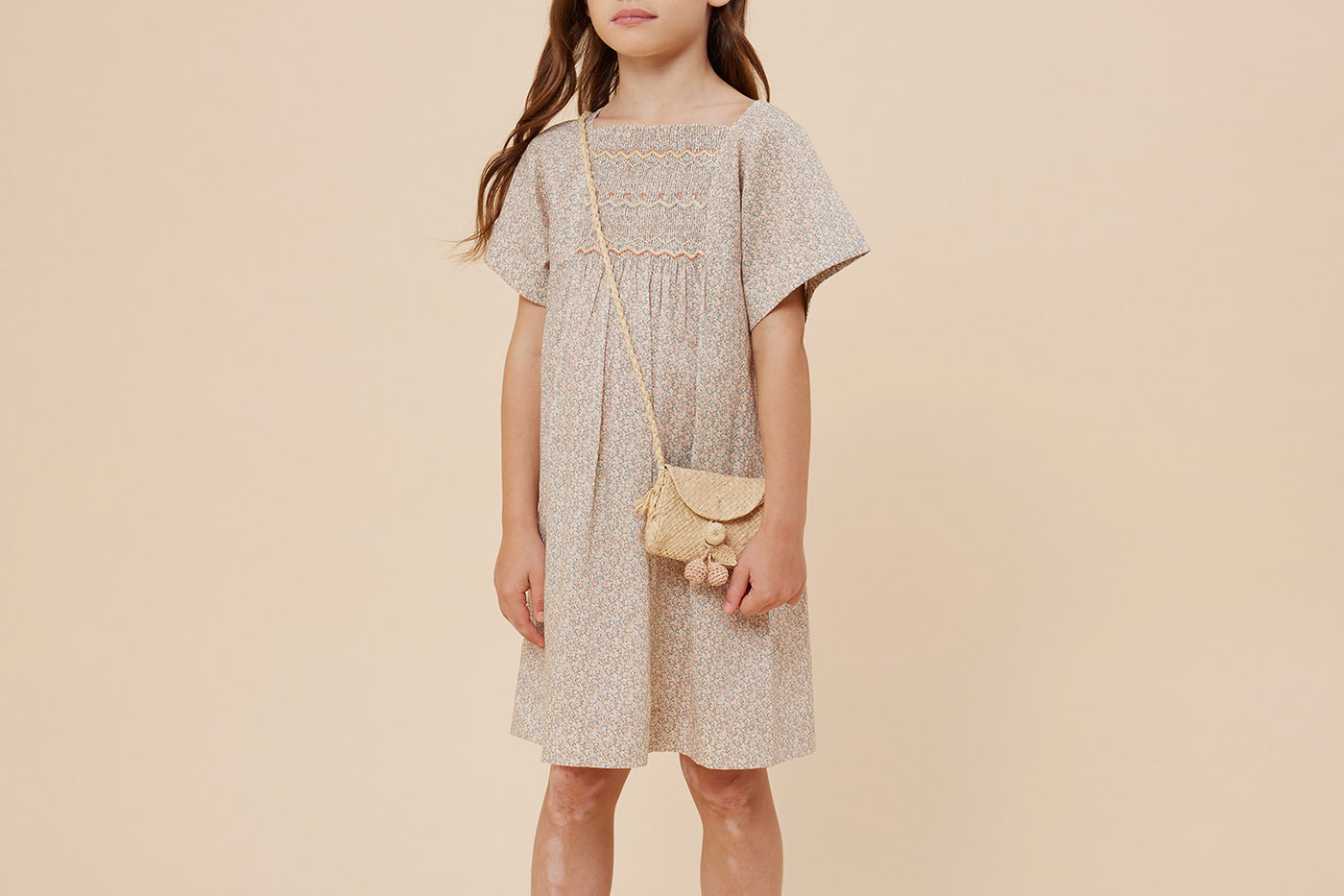 Verano 2024 look con vestido con punto smock de niña