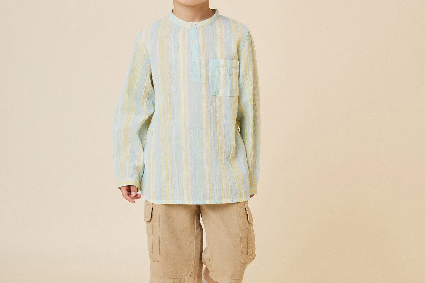 Verano 2024 look con camisa de algodón de rayas de niño