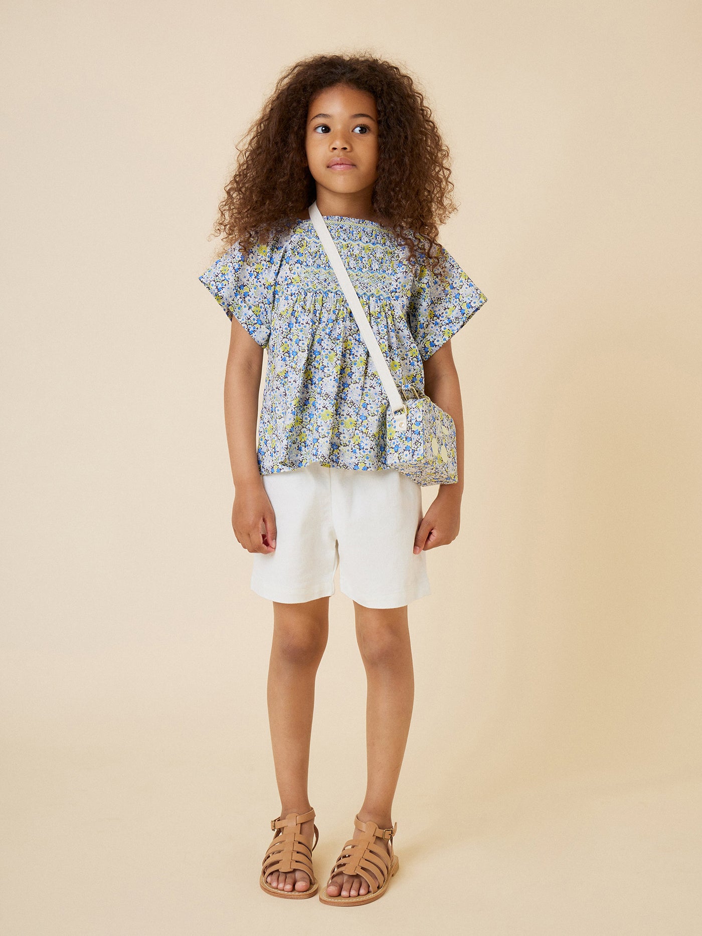 Verano 2024 look con blusa bordada a mano con punto smock de niña