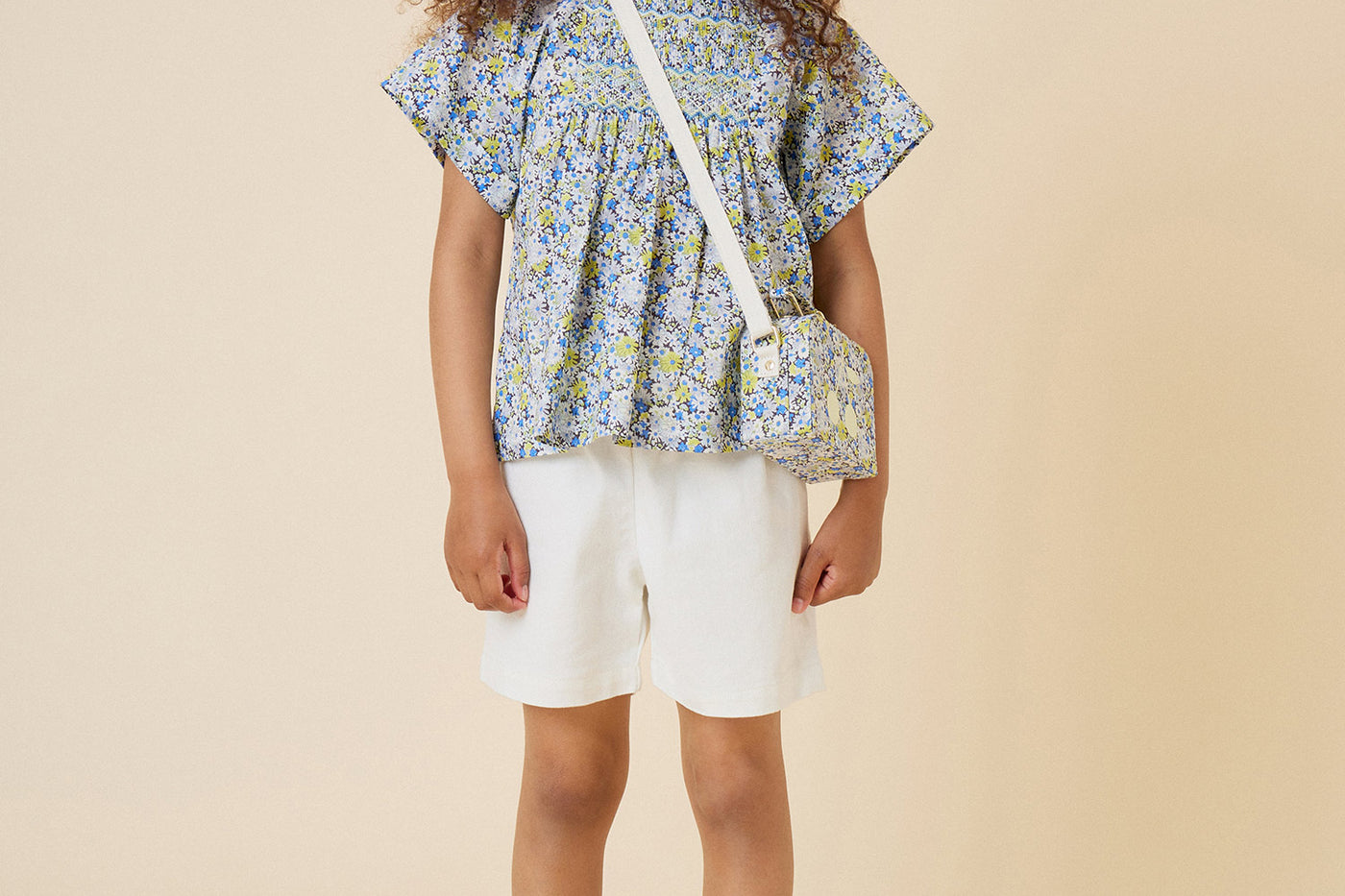 Verano 2024 look con blusa bordada a mano con punto smock de niña