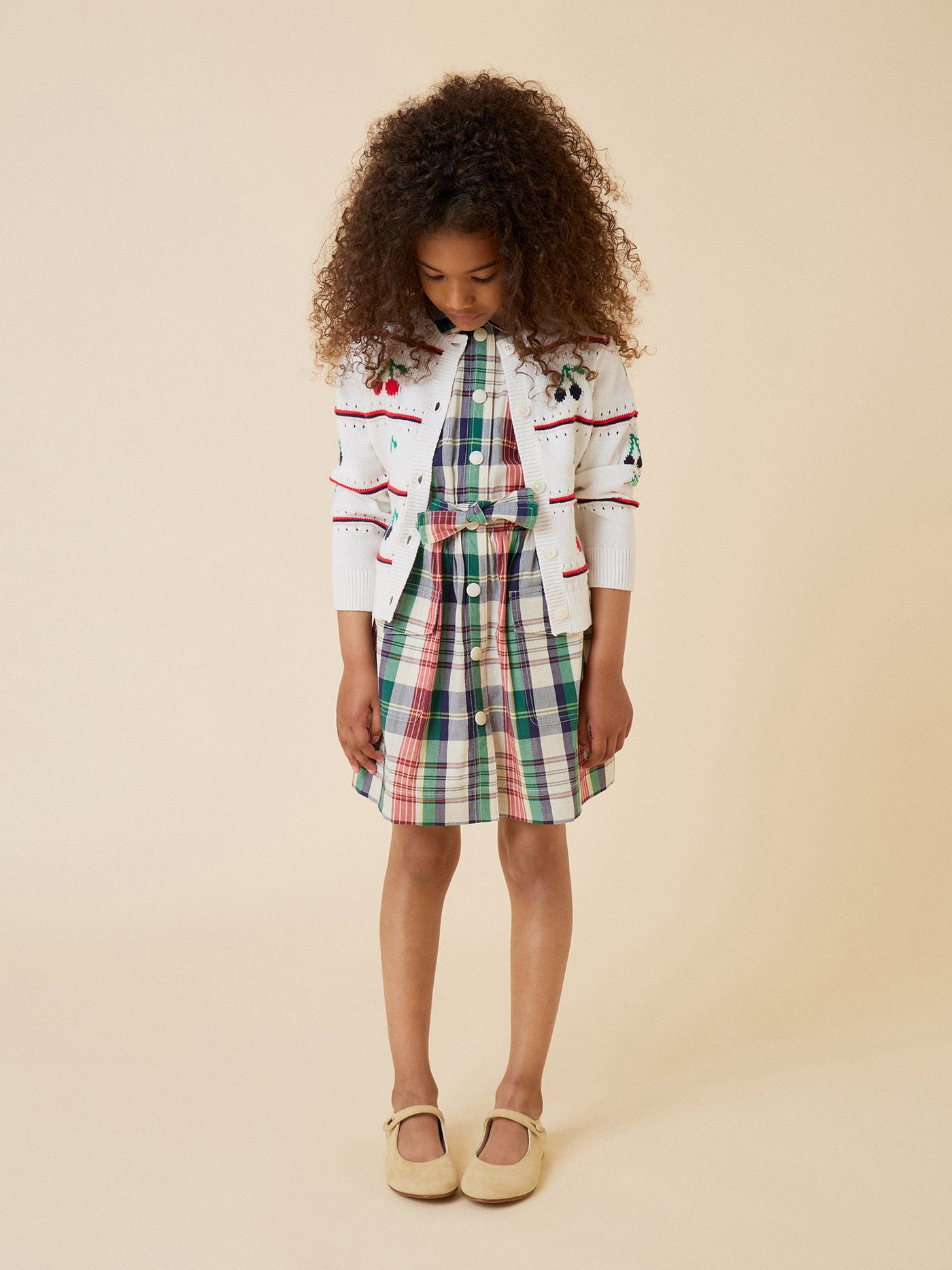 Verano 2024 look con vestido de tejido de cuadros de niña