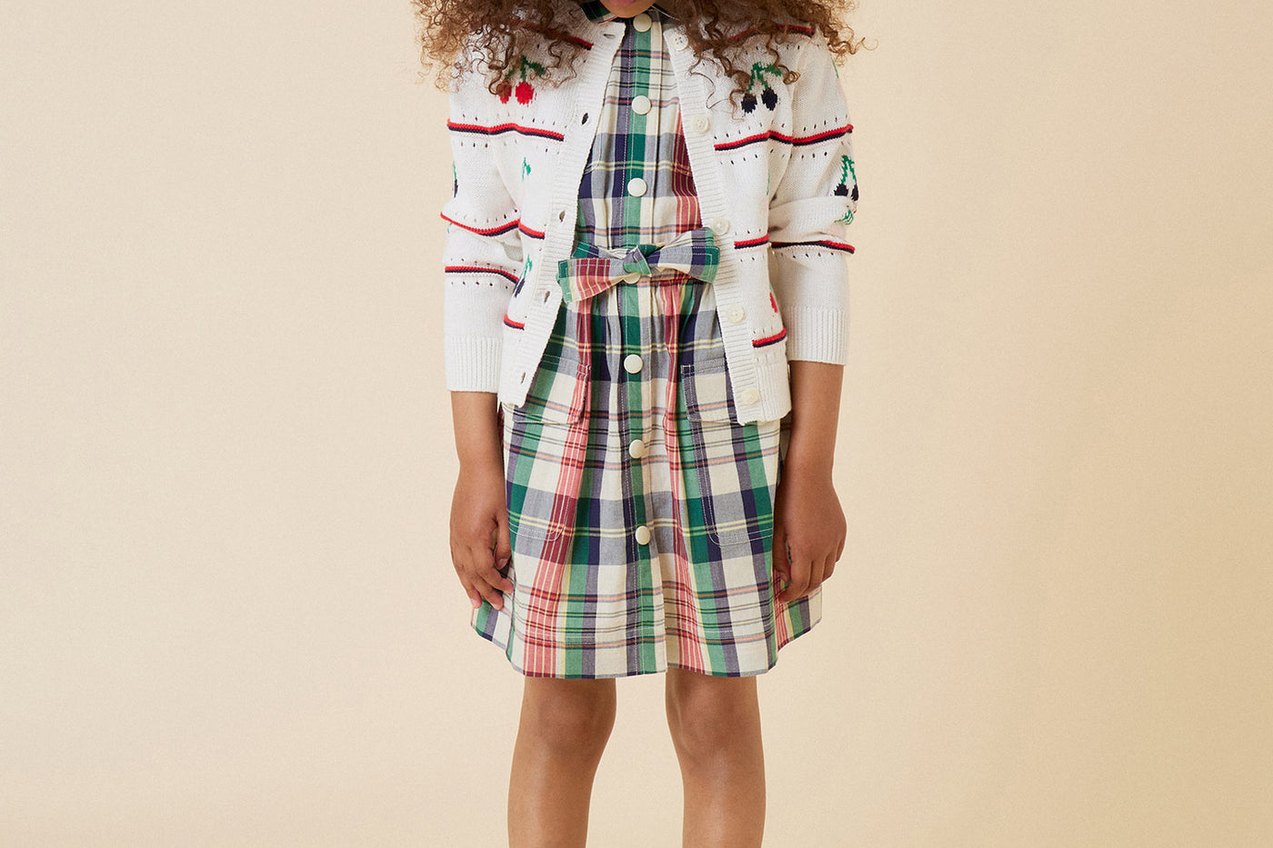 Verano 2024 look con vestido de tejido de cuadros de niña