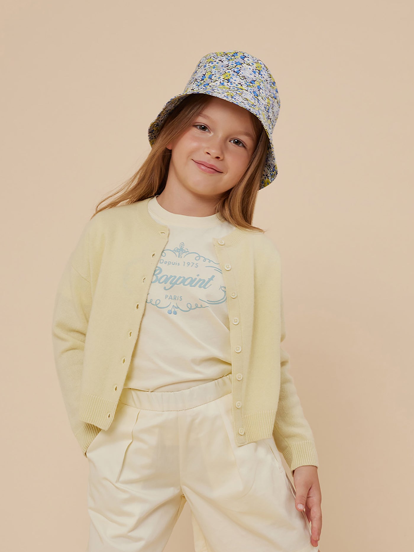 Verano 2024 look con cárdigan amarillo claro de niña