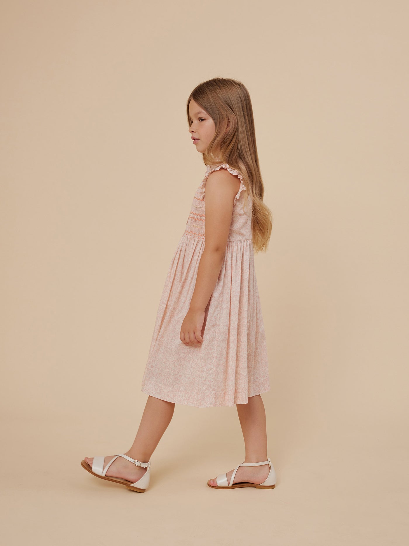 Verano 2024 look con vestido de tejido Liberty de niña