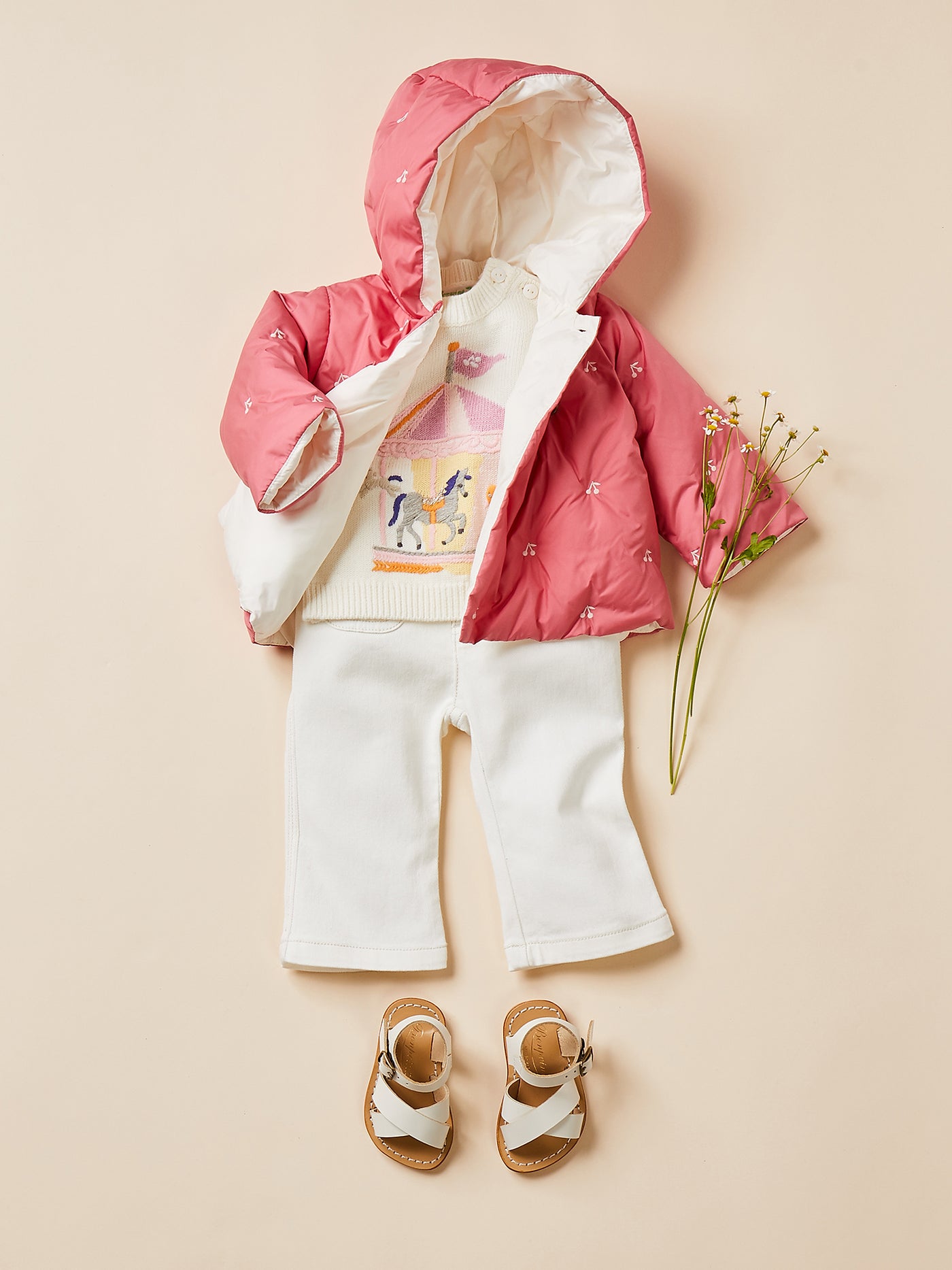 Verano 2024 look con chaqueta bordada de bebé niña