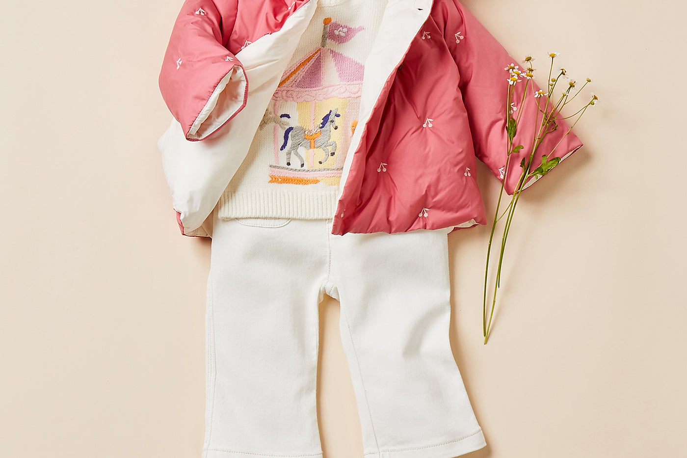 Verano 2024 look con chaqueta bordada de bebé niña