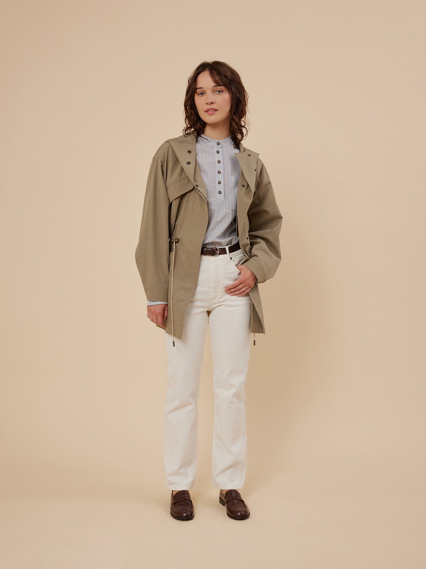 Verano 2024 look con chaqueta de nailon reciclado de mujer