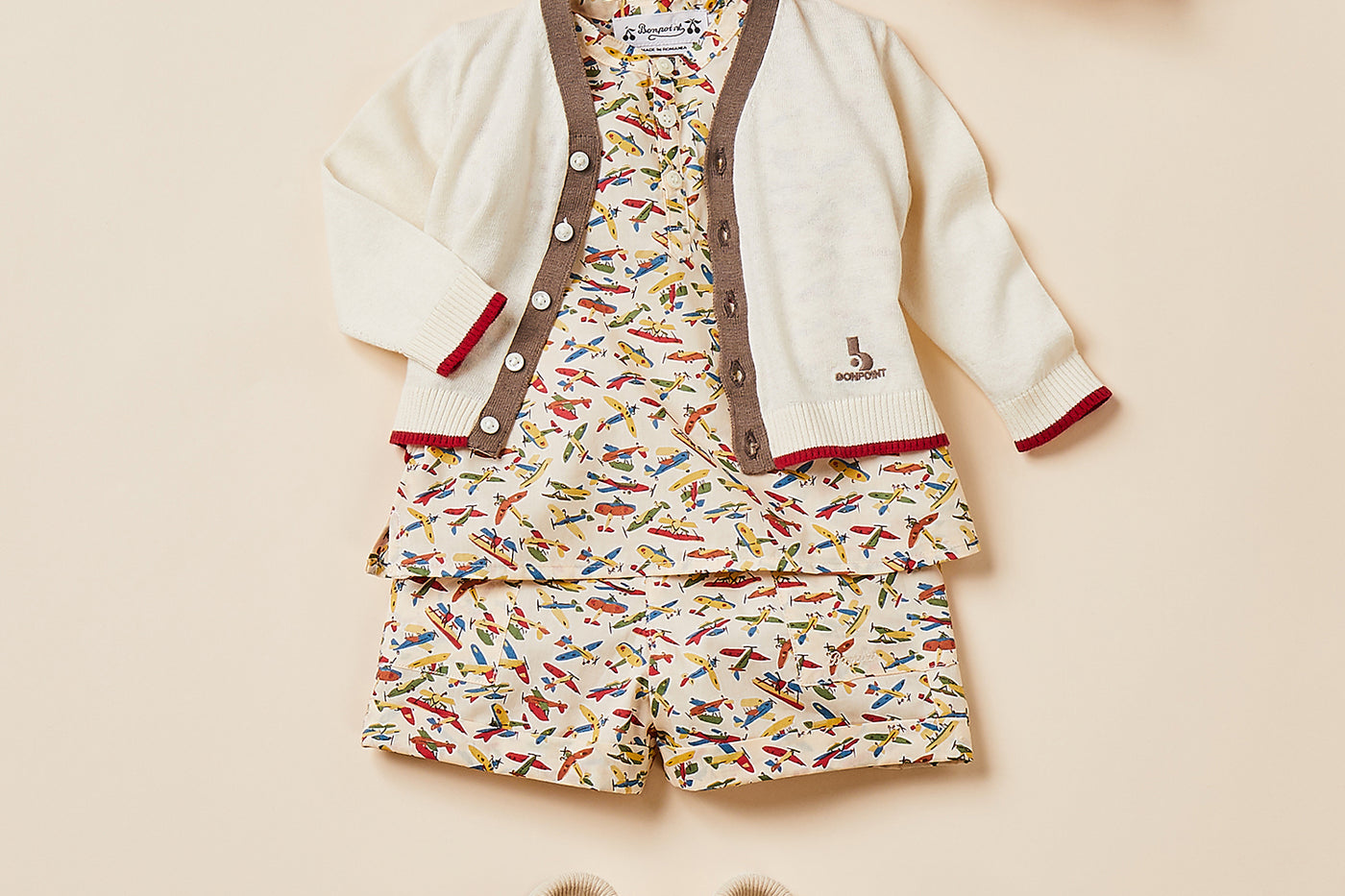 Verano 2024 look con camisa de tejido Liberty de bebé niño