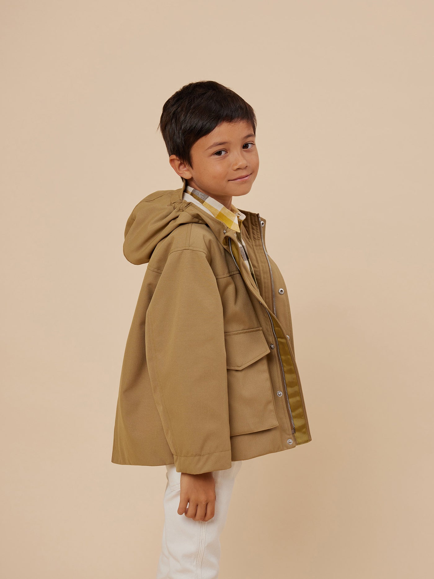 Verano 2024 look con parka marrón cálido de niño