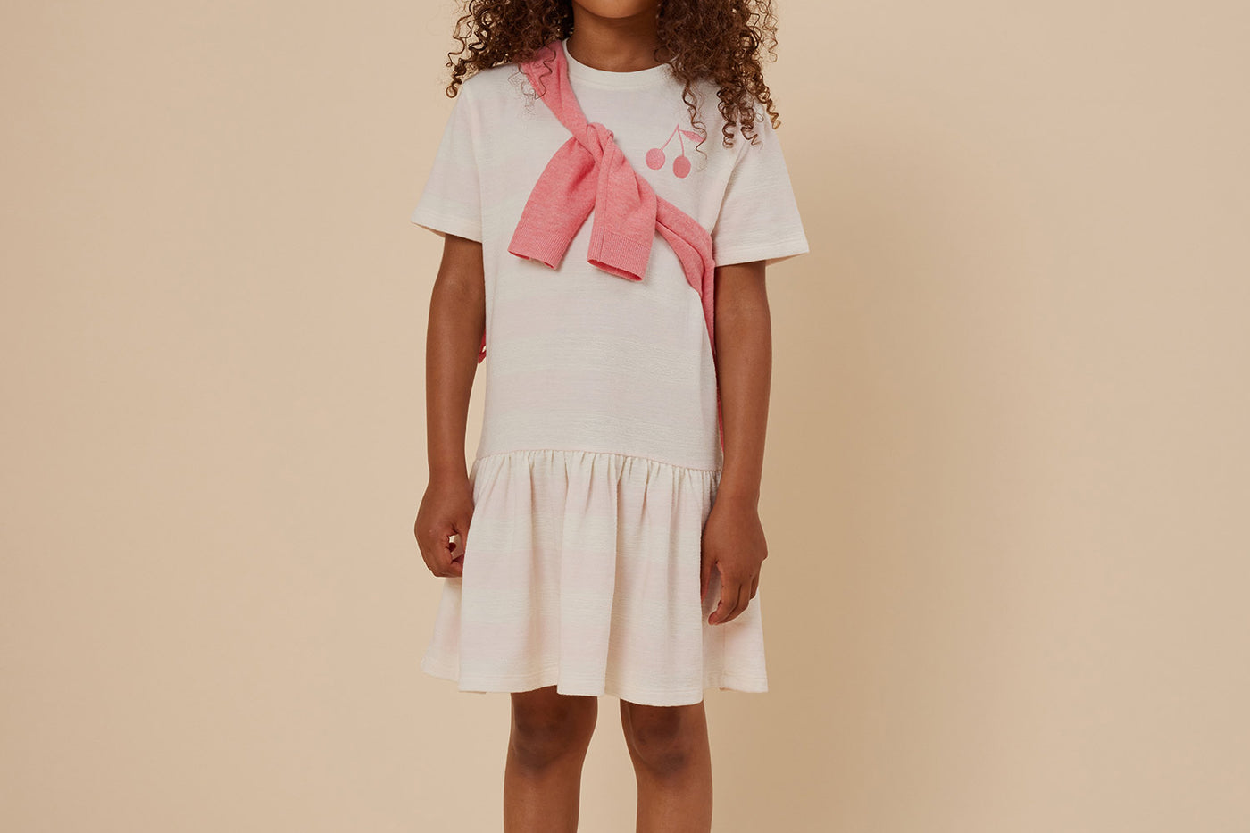 Verano 2024 look con vestido de rayas rosa claro de niña