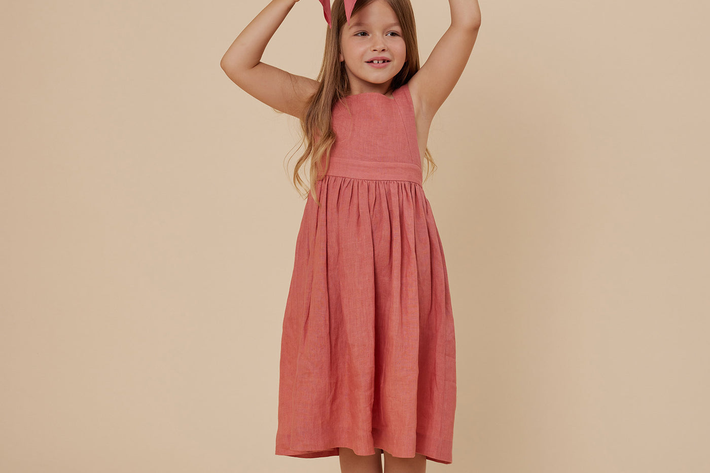 Verano 2024 look con vestido con espalda cruzada de lino de niña