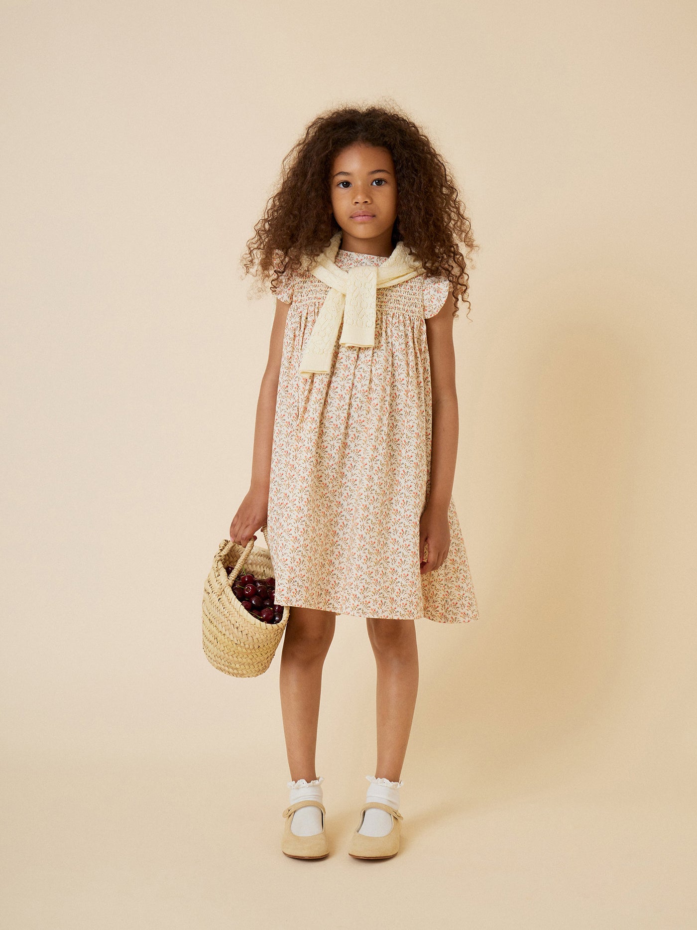 Verano 2024 look con vestido estampado de niña