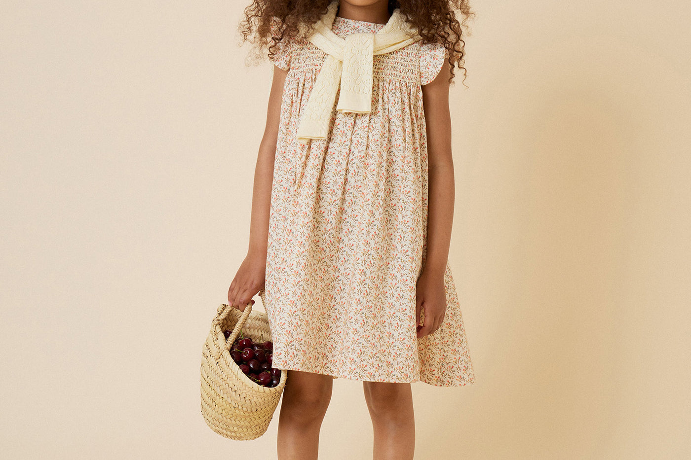 Verano 2024 look con vestido estampado de niña