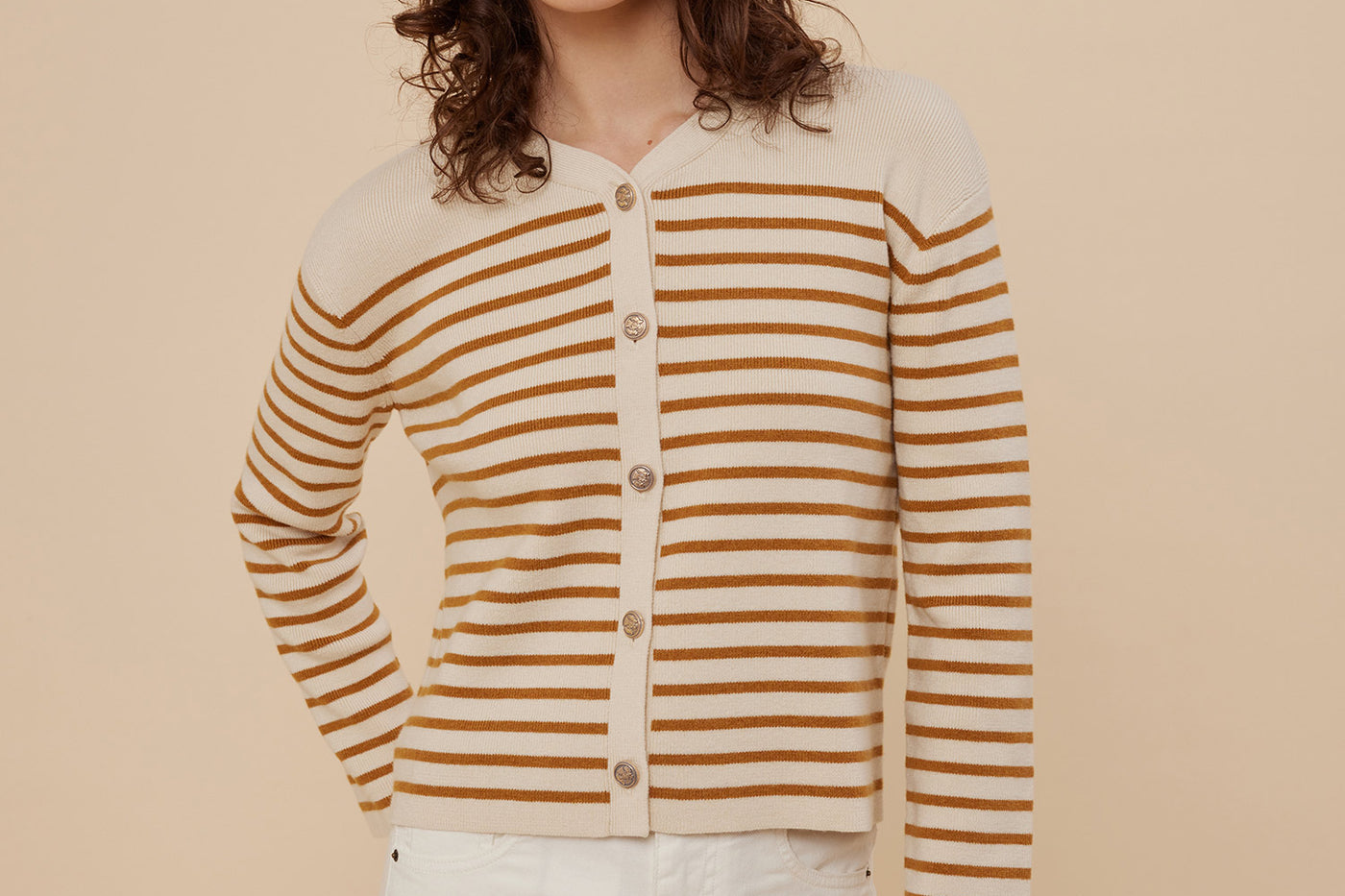 Verano 2024 look con cárdigan de rayas de mujer