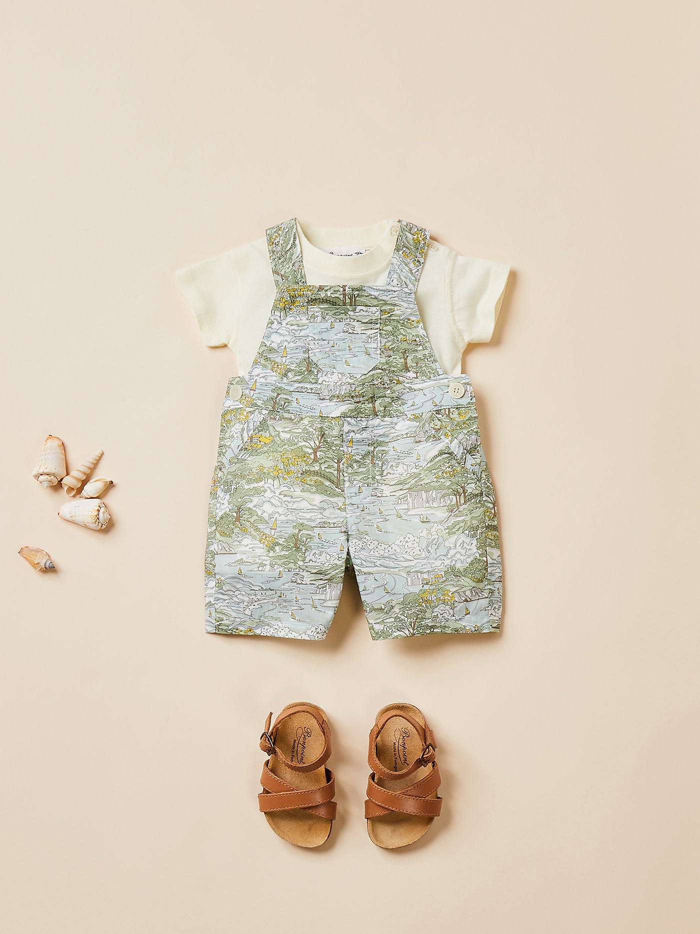 Verano 2024 look con peto estampado de bebé niño