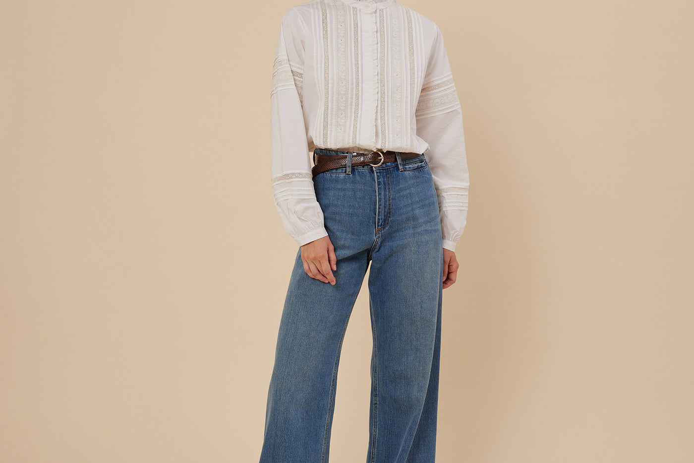 Verano 2024 look con camisa blanca de mujer