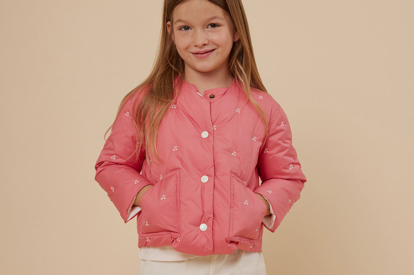 Verano 2024 look con chaqueta acolchada con cerezas de niña