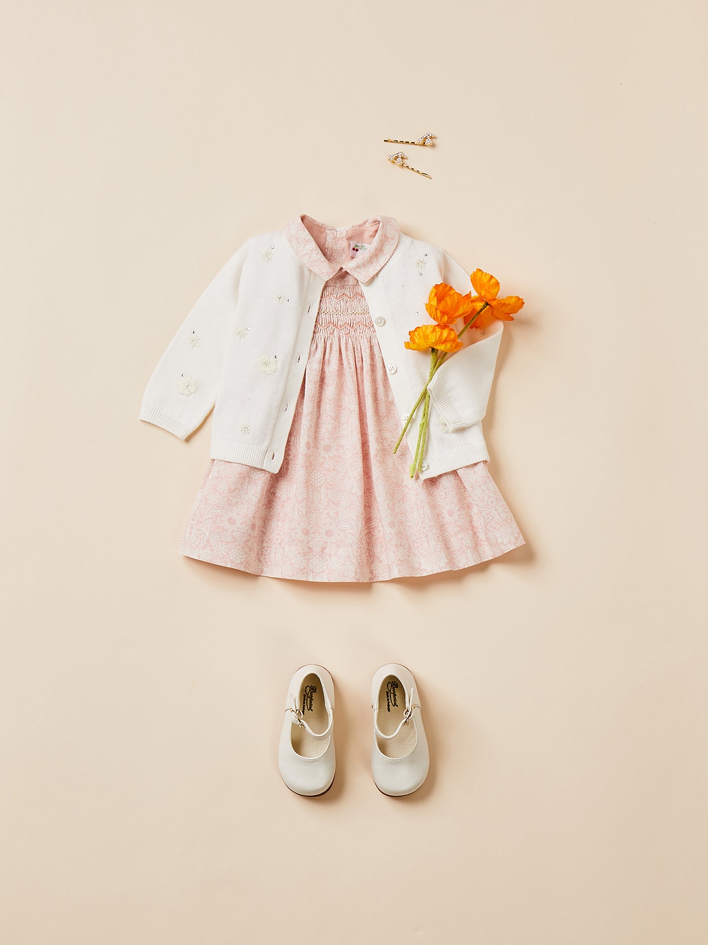 Verano 2024 look con vestido con punto smock de bebé niña