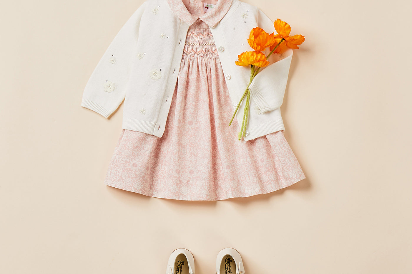 Verano 2024 look con vestido con punto smock de bebé niña