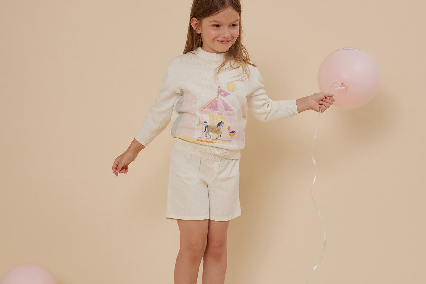Verano 2024 look con jersey de algodón y cachemir color crudo de niña