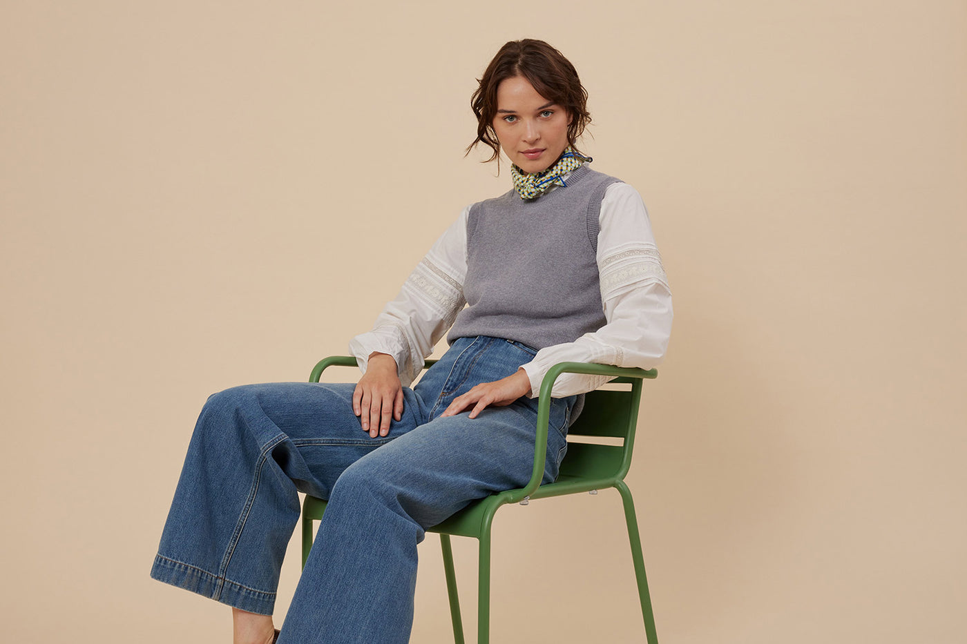 Verano 2024 look con chaleco de punto de mujer