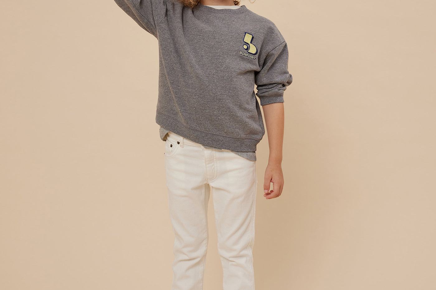 Verano 2024 look con sudadera gris jaspeada de niño