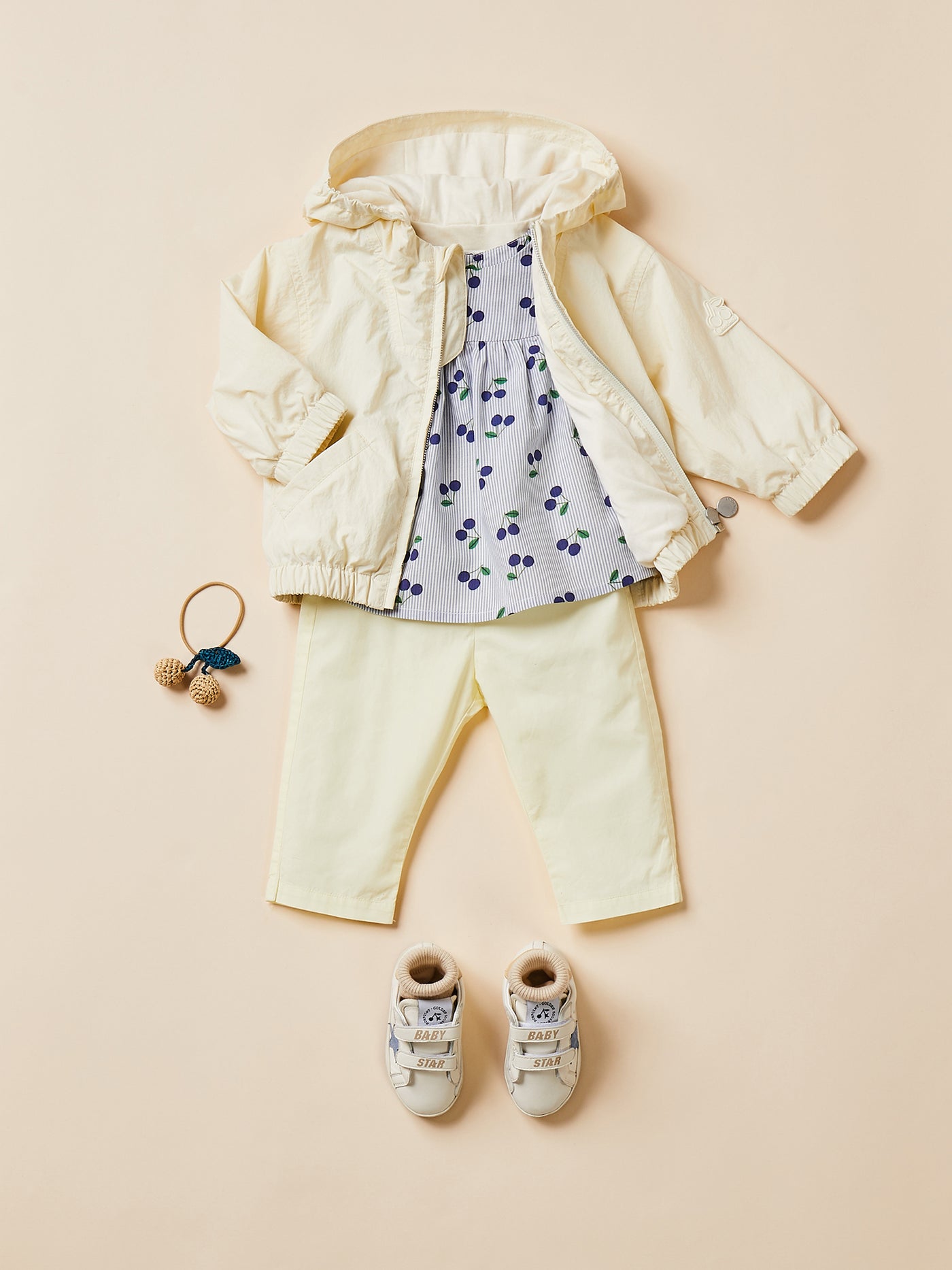 Verano 2024 look con impermeable amarillo de bebé niña